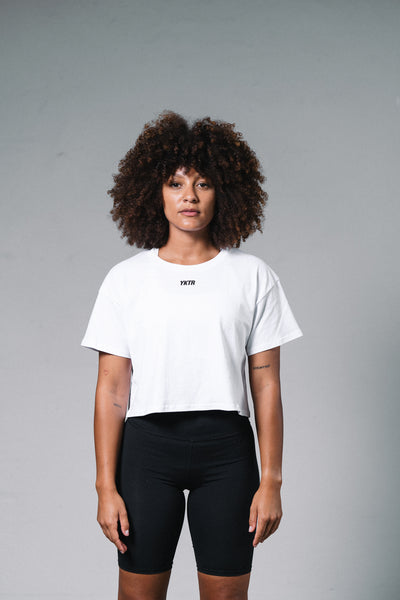 SHE KNOWS CROP TEE - WHITE