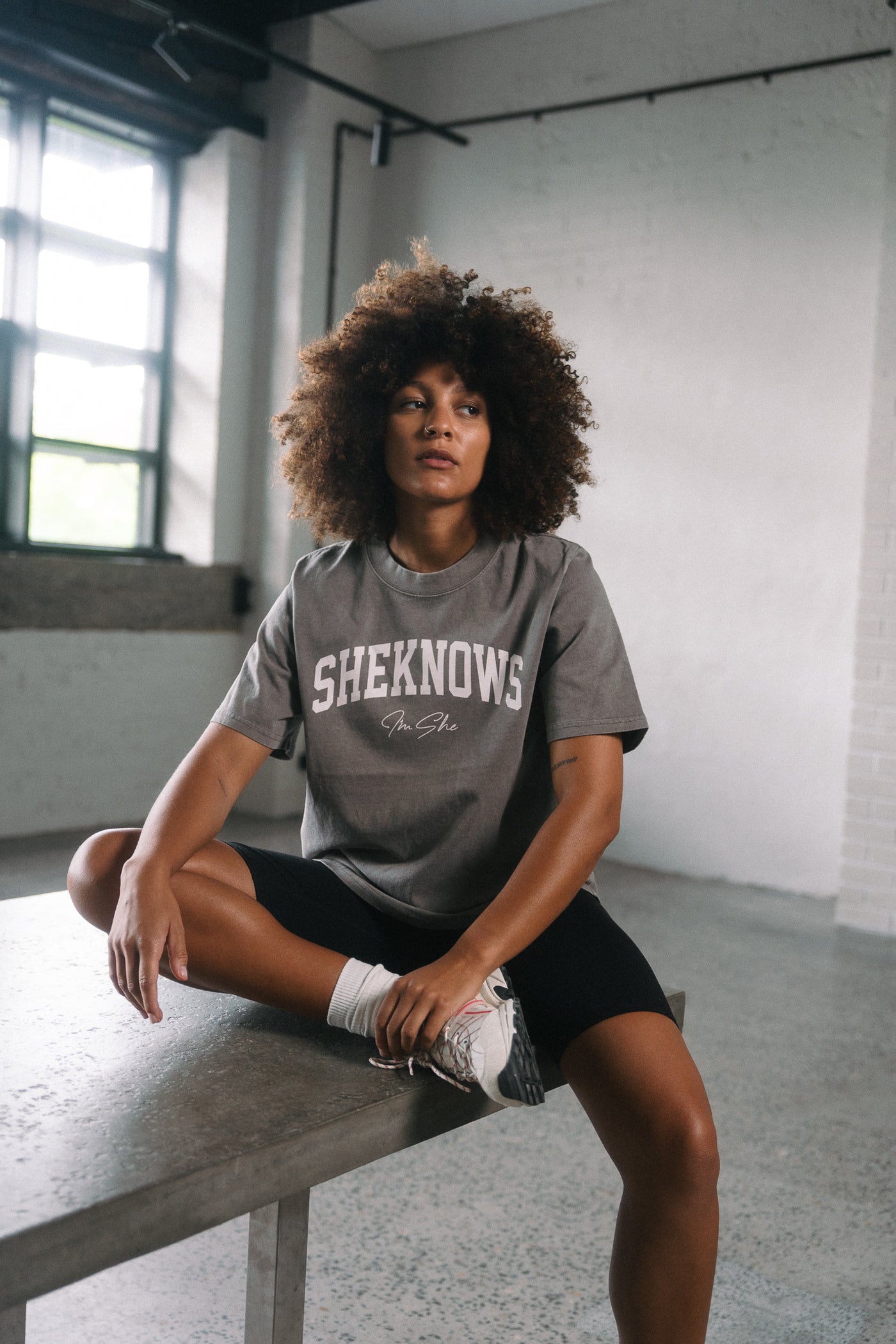 SHE KNOWS TEE - GREY