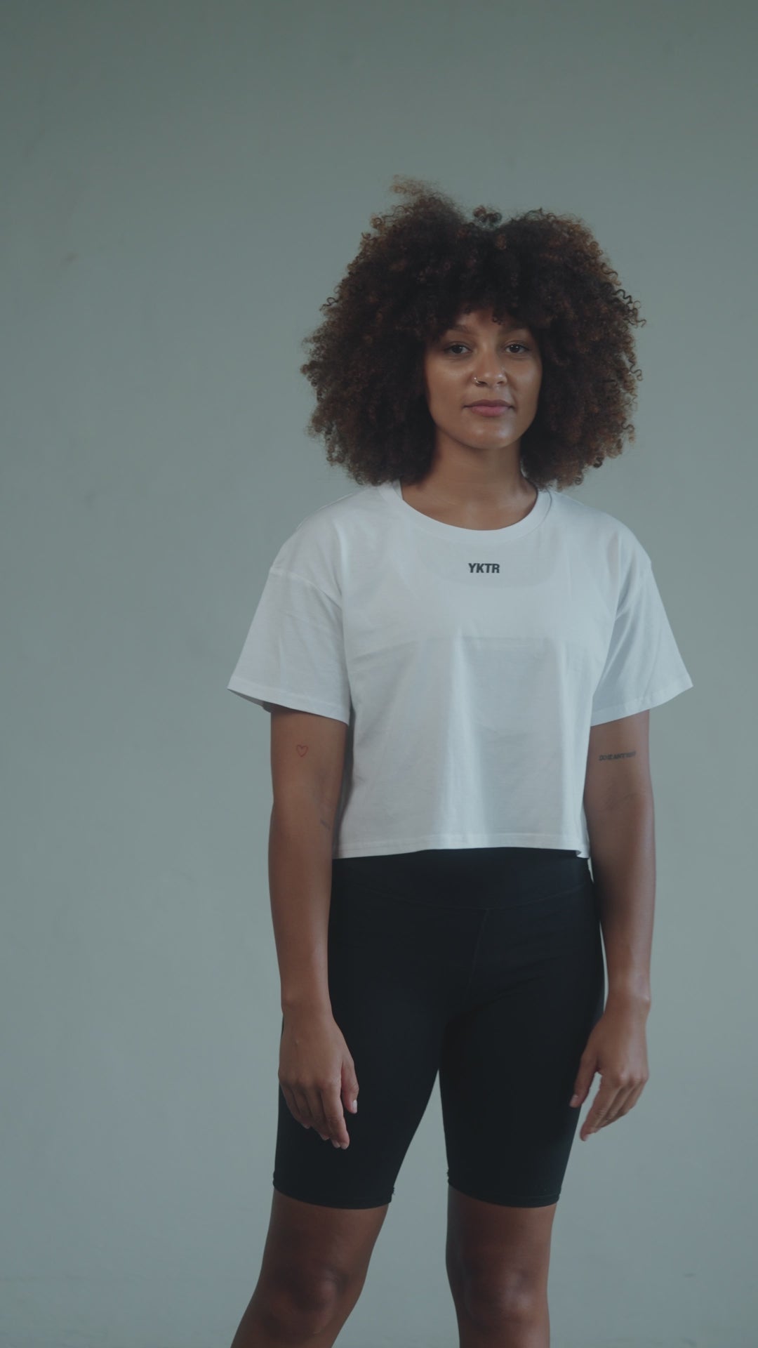 SHE KNOWS CROP TEE - WHITE