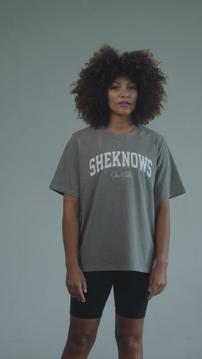 SHE KNOWS TEE - GREY